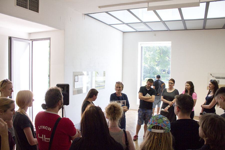 Komentovaná prohlídka výstavy s V. Chalánkovou a T. Petiškovou (foto: L. Sedláčková)